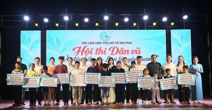 Tại Hội thi Dân vũ, Hội LHPN xã Mai Phụ đã kết nối nhận đỡ đầu 14 trẻ em mồ côi, trao 24 suất quà cho phụ nữ và trẻ em mồ côi có hoàn cảnh khó khăn, với tổng trị giá gần 80 triệu đồng
