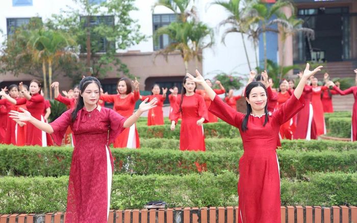 Phụ nữ xã Lộc Hà rộn ràng đồng diễn dân vũ chào mừng 20/10