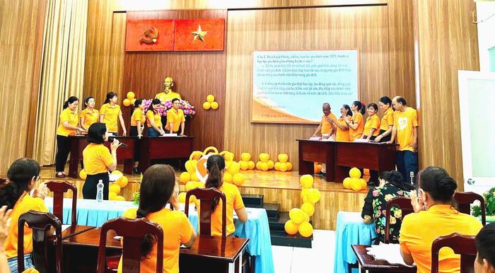 Các thành viên nam CLB nam giới tiên phong thúc đẩy bình đẳng giới tham gia hội thi tuyên truyền Bình đẳng giới và phòng ngừa ứng phó với bạo lực trên cơ sở giới phường Đông Hưng Thuận. Ảnh: T.L
