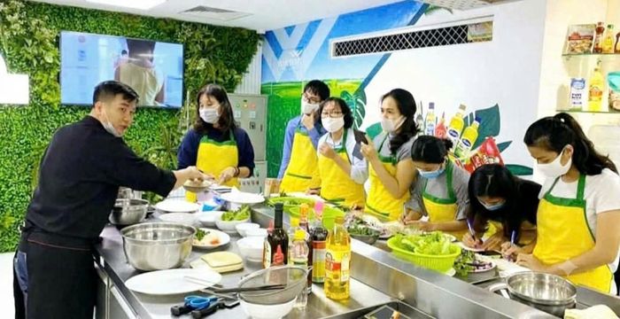 Chị Nga (thứ 2 từ trái sang) tại lớp học nấu ăn.