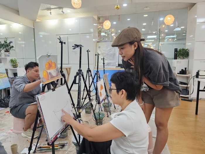 Các lớp học cũng là dịp để phụ nữ gặp gỡ, kết nối với những người cùng sở thích và tìm thấy niềm vui ngoài công việc, gia đình. Bởi bên cạnh vai trò làm vợ, làm mẹ hay trách nhiệm với gia đình, mỗi người phụ nữ đều có những mong muốn, đam mê và nhu cầu riêng cần được tôn trọng, nuôi dưỡng.