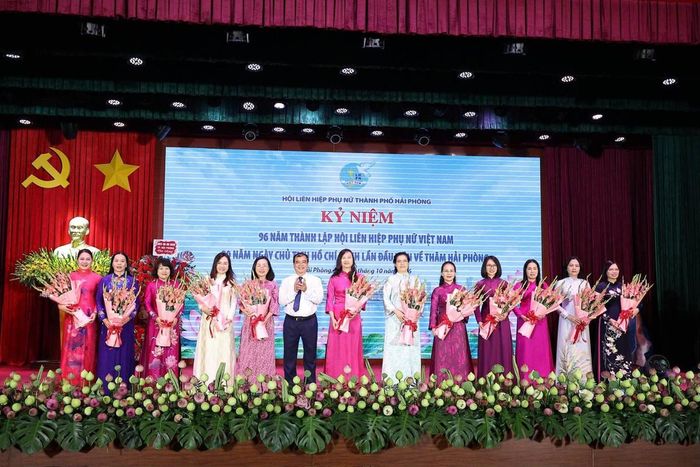 Lãnh đạo TP Hải Phòng tặng hoa chúc mừng chị em nhân Ngày 20/10