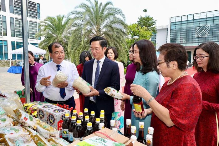 Lãnh đạo thành phố và các đại biểu tham quan các gian hàng của phụ nữ khởi nghiệp