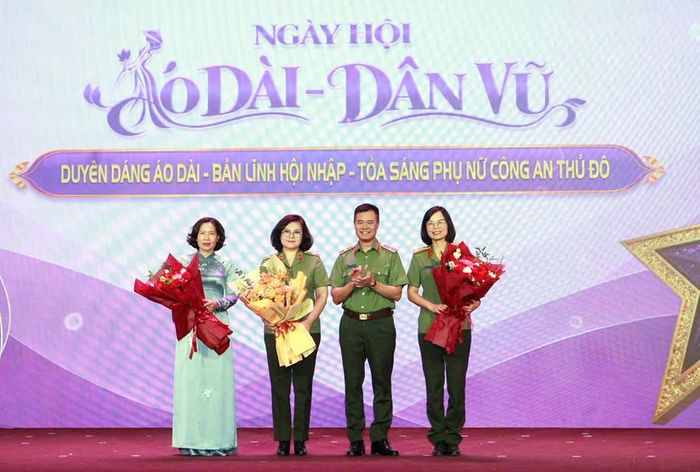 Thiếu tướng Nguyễn Ngọc Quyền, Phó Bí thư Đảng ủy, Phó Giám đốc Công an thành phố Hà Nội, tặng hoa chúc mừng các nữ đại biểu
