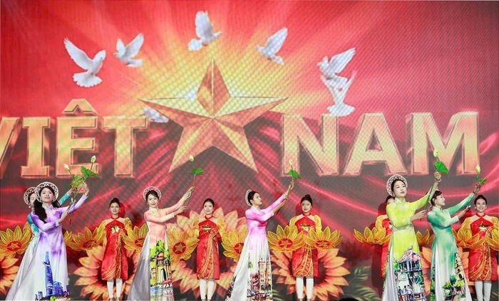 Phần trình diễn áo dài của một đội thi