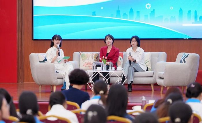 Bà Vũ Thị Hạnh, chuyên gia tại Viettel Academy (ngồi giữa) tại tọa đàm "Phụ nữ trong kỷ nguyên trí tuệ nhân tạo"
