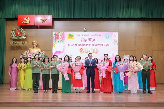 Đại tá Nguyễn Đại Đồng, Cục trưởng Cục An ninh chính trị nội bộ, chúc mừng đại diện Hội Phụ nữ các đơn vị nhân Ngày 20/10