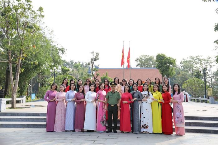 Đại tá Hòa Quang Tưng, Phó Cục trưởng Cục An ninh chính trị nội bộ, cùng các hội viên Hội phụ nữ tại Nhà tưởng niệm và Nhà trưng bày Anh hùng Lực lượng vũ trang nhân dân Võ Thị Sáu