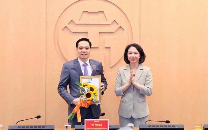 Bà Vũ Thu Hà, Thành ủy viên, Phó Chủ tịch UBND thành phố Hà Nội, trao quyết định và chúc mừng tân Phó Giám đốc Sở Y tế Nguyễn Đức Long