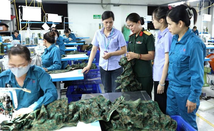 Tập thể hội viên Hội Phụ nữ Nhà máy Z176, Tổng cục Công nghiệp Quốc phòng, đóng góp 181 sáng kiến cải tiến kỹ thuật của toàn đơn vị