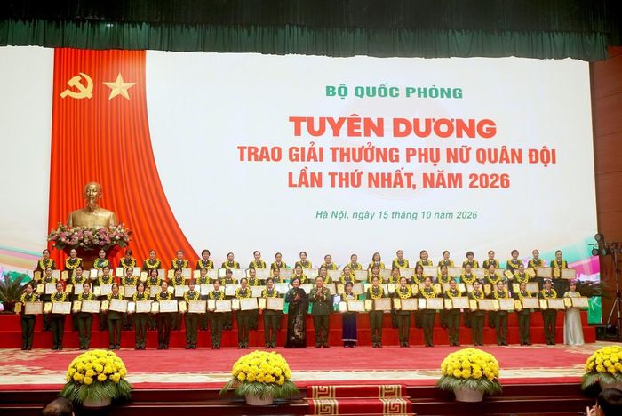 Đại tướng Nguyễn Trọng Nghĩa, Ủy viên Bộ Chính trị, Bí thư Trung ương Đảng, Ủy viên Thường vụ Quân ủy Trung ương, Chủ nhiệm Tổng cục Chính trị Quân đội nhân dân Việt Nam và bà Nguyễn Thị Hồng, Ủy viên TƯ Đảng, Phó Chủ tịch Quốc hội, trao Giải thưởng Phụ nữ Quân đội lần thứ nhất cho 64 cá nhân xuất sắc trên nhiều lĩnh vực