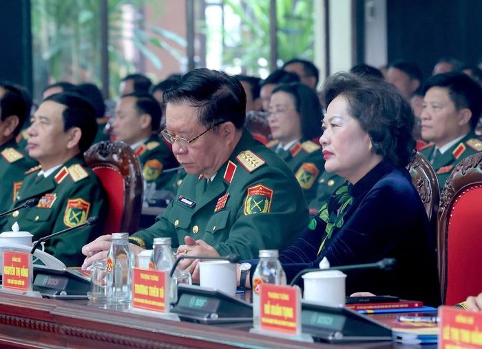 Đại tướng Nguyễn Trọng Nghĩa (thứ 2 từ phải qua), Ủy viên Bộ Chính trị, Bí thư Trung ương Đảng, Ủy viên Thường vụ Quân ủy Trung ương, Chủ nhiệm Tổng cục Chính trị Quân đội nhân dân Việt Nam; bà Nguyễn Thị Hồng, Ủy viên TƯ Đảng, Phó Chủ tịch Quốc hội, cùng các đại biểu tham dự chương trình