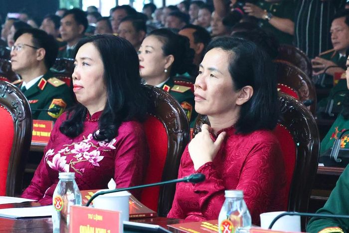 Bà Nguyễn Thị Minh Hương (bên phải), Phó Chủ tịch Hội LHPN Việt Nam; bà Lê Thị Thu Hằng, Thứ trưởng Bộ Ngoại giao, tham dự chương trình