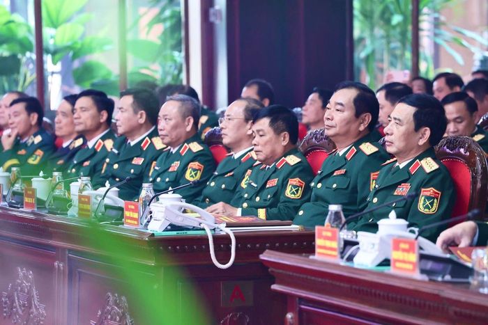Đại tướng Phan Văn Giang (hàng đầu, bên phải), Ủy viên Bộ Chính trị, Phó Thủ tướng Chính phủ, Phó Bí thư Quân ủy Trung ương, Bộ trưởng Bộ Quốc phòng; cùng lãnh đạo các đơn vị thuộc Bộ Quốc phòng tham dự chương trình