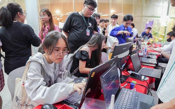 Học sinh, sinh viên nữ tiếp cận ngành Mạng máy tính và Truyền thông dữ liệu tại trường đại học. Ảnh: ĐHVL