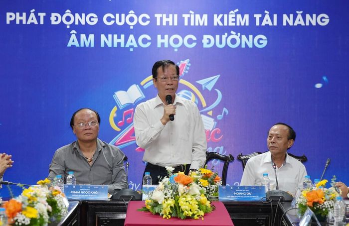 Từ trái qua: NSND Phạm Ngọc Khôi, Chủ tịch Hiệp hội UNESCO Hà Nội Trương Minh Tiến, nhà văn - nhà báo Hoàng Dự