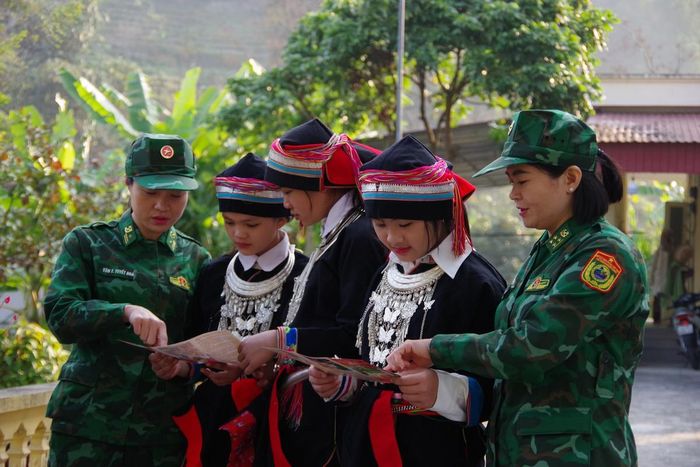 Hội phụ nữ Bộ đội Biên phòng tỉnh Tuyên Quang tuyên truyền phòng chống mua bán người cho người dân ở xã biên giới Lao Chải.