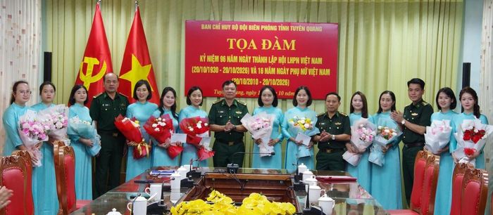 Ban Chỉ huy Bộ đội Biên phòng tỉnh Tuyên Quang tặng hoa chúc mừng hội viên phụ nữ nhân Ngày 20/10