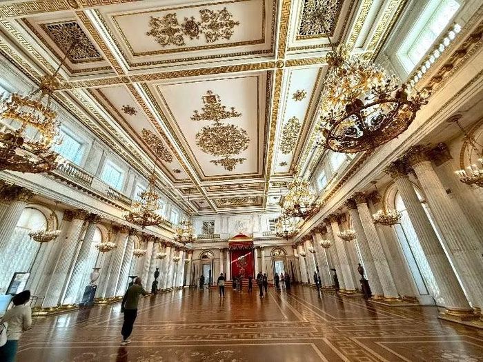 Nằm bên bờ sông Neva, Cung điện Mùa Đông (Hermitage) không chỉ là một công trình kiến trúc lừng lẫy, mà còn là biểu tượng văn hóa và lịch sử của nước Nga