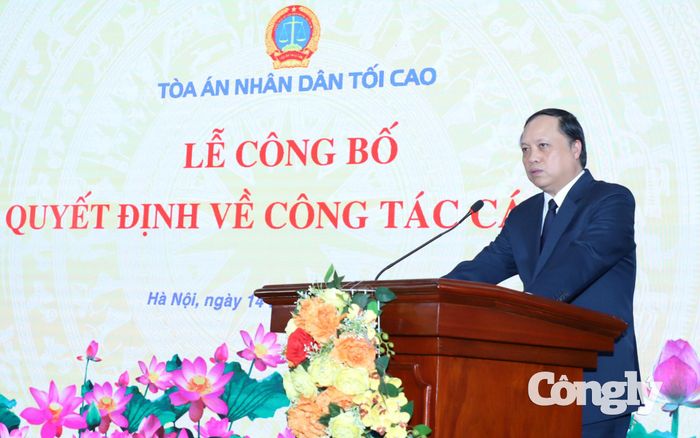 Phó Chánh án Lê Tiến phát biểu giao nhiệm vụ cho tân Phó Vụ trưởng Vụ Giám đốc, kiểm tra I TANDTC Trịnh Thị Minh Trang.