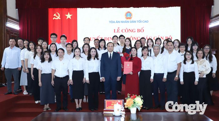 Các đại biểu chụp ảnh lưu niệm.