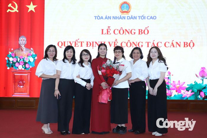 Cán bộ công chức Vụ Giám đốc, kiểm tra I chúc mừng đồng chí Trịnh Thị Minh Trang.
