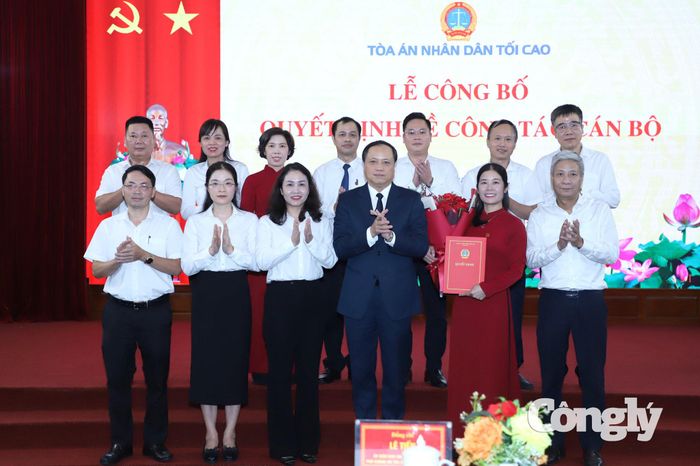 Đồng chí Lê Tiến cùng đại diện các đơn vị chụp ảnh lưu niệm với tập thể lãnh đạo Vụ Giám đốc, kiểm tra I TANDTC.