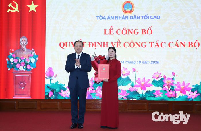Đồng chí Lê Tiến, Ủy viên Ban Thường vụ Đảng ủy, Phó Chánh án TANDTC trao quyết định bổ nhiệm cho đồng chí Trịnh Thị Minh Trang.