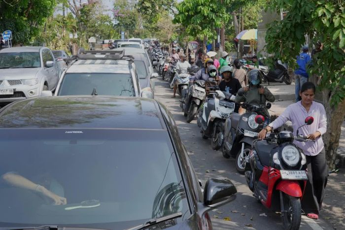 Người dân xếp hàng tại một trạm xăng vào ngày 14/10/2026. Ảnh: AP/Firdia Lisnawati