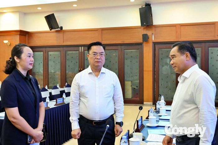 Chủ tịch UBND Thành phố Nguyễn Văn Được trao đổi với lãnh đạo sở ngành và doanh nghiệp bên lề hội nghị.