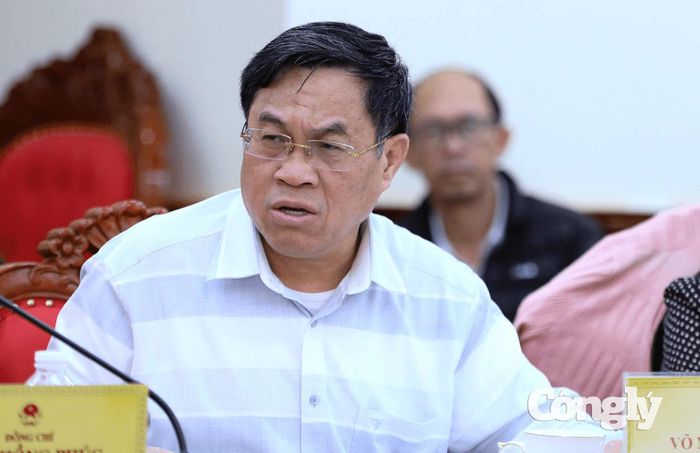 Phó Chủ tịch UBND tỉnh Lâm Đồng Võ Ngọc Hiệp trao đổi một số nội dung tại phiên họp.