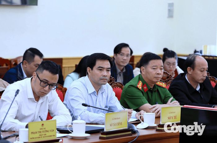 Các đại biểu tham gia phiên họp.