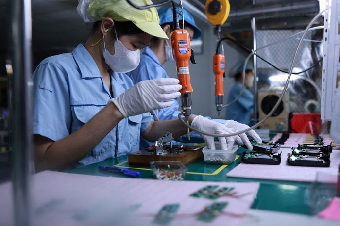Các doanh nghiệp đang cho thấy tâm lý chờ đợi trong bối cảnh nhu cầu quốc tế chững lại. Ảnh: Hoàng Anh