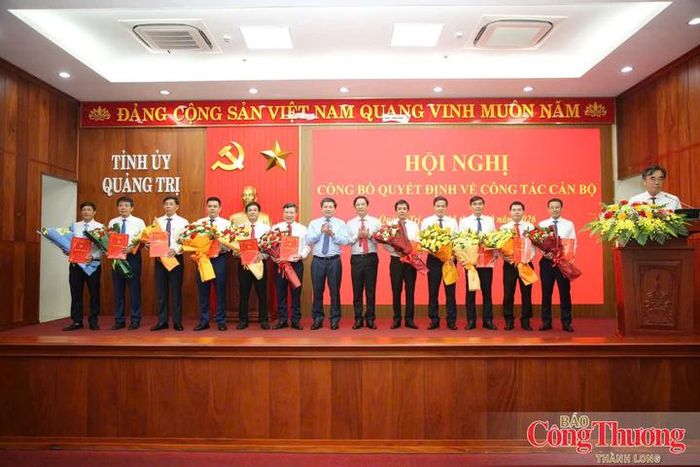 Phó Bí thư Thường trực Tỉnh ủy Quảng Trị Trần Vũ Khiêm chúc mừng các cán bộ được điều động