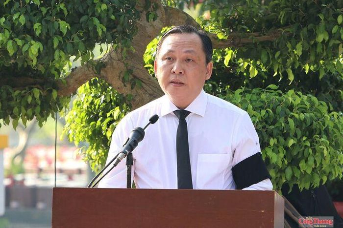 Ông Lê Công Lý, Ủy viên Ban Thường vụ Thành ủy, Phó Chủ tịch Thường trực UBND TP. Cần Thơ, đọc Điếu văn tại buổi lễ.