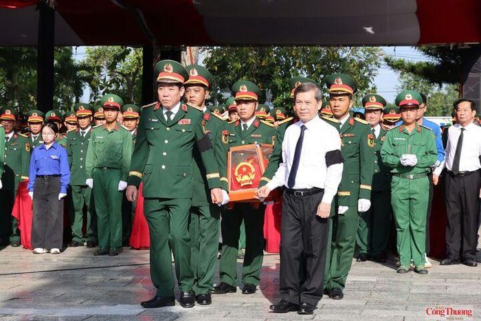Ông Lê Minh Trí và Thượng tướng Nguyễn Văn Gấu cùng các đại biểu thực hiện nghi thức an táng hài cốt liệt sĩ. 