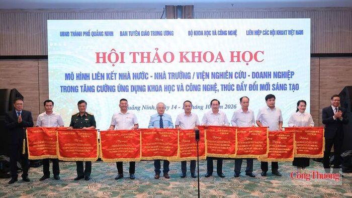 Ban tổ chức trao cờ lưu niệm, tôn vinh các kết quả sáng tạo khoa học và công nghệ tiêu biểu của Giải thưởng Sáng tạo Khoa học Công nghệ Việt Nam.