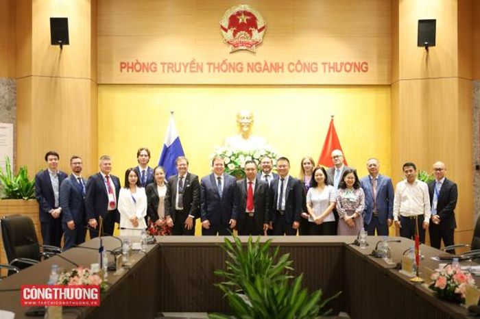 Thứ trưởng Nguyễn Việt Sơn và Bộ trưởng Ngoại thương và Phát triển Phần Lan cùng các đại biểu chụp ảnh chung.
