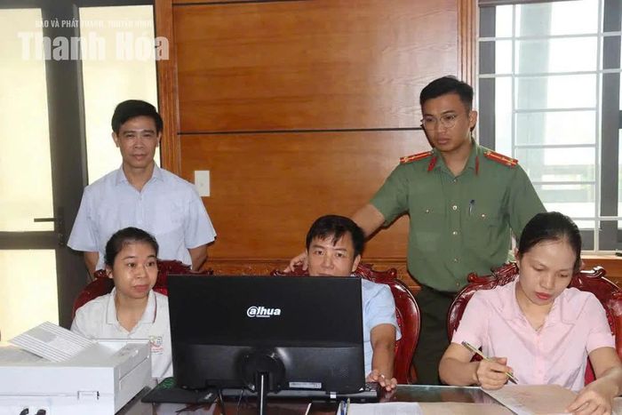 Ban Xây dựng Đảng, Đảng ủy xã Nga Sơn tập trung hoàn thiện các hồ sơ số hóa đảng viên.