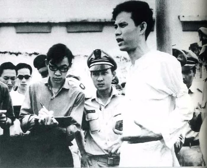 Anh hùng Nguyễn Văn Trỗi trả lời phỏng vấn của phóng viên trước khi vụ xử bắn diễn ra ngày 15/10/1964. Ảnh: www.hinhanhlichsu.org.