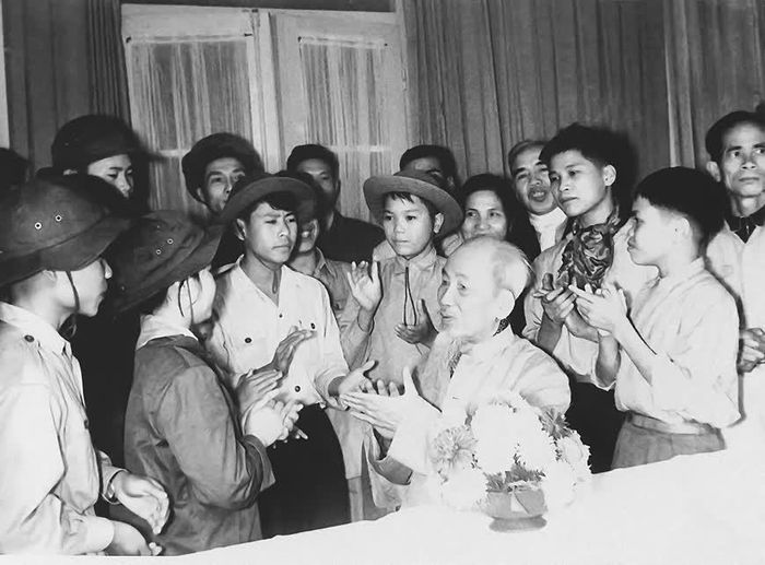 Bác Hồ gặp gỡ các cháu thiếu nhi dũng sĩ miền Nam ra thăm miền Bắc ngày 13/2/1969. Ảnh: www.hochiminh.vn.