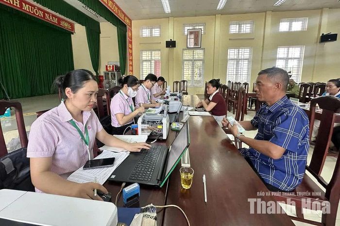 Giải ngân nguồn vốn tín dụng chính sách tại điểm giao dịch phường Tĩnh Gia.