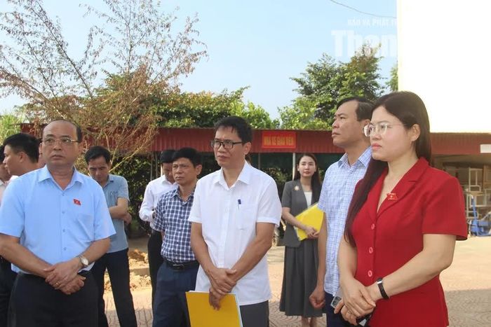 Các đại biểu khảo sát tại Trường THCS Như Xuân.