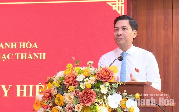 Bí thư Đảng ủy, Chủ tịch HĐND phường Nguyễn Văn Biện phát biểu tại buổi lễ trao tặng Huy hiệu Đảng.