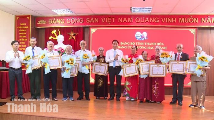 Các đồng chí lãnh đạo phường Hạc Thành trao Huy hiệu Đảng cho đảng viên từ 60 năm tuổi Đảng trở lên.