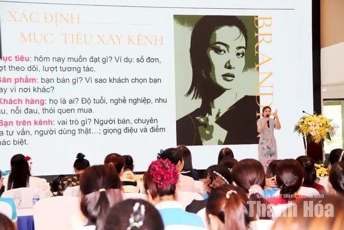 Giảng viên truyền đạt chuyên đề tại lớp tập huấn.