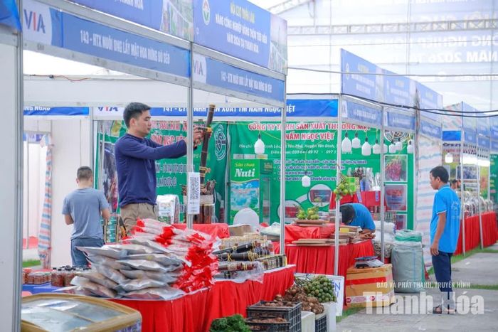 Các gian hàng được sắp xếp nối tiếp nhau tạo thuận lợi cho người dân tham quan mua sắm.