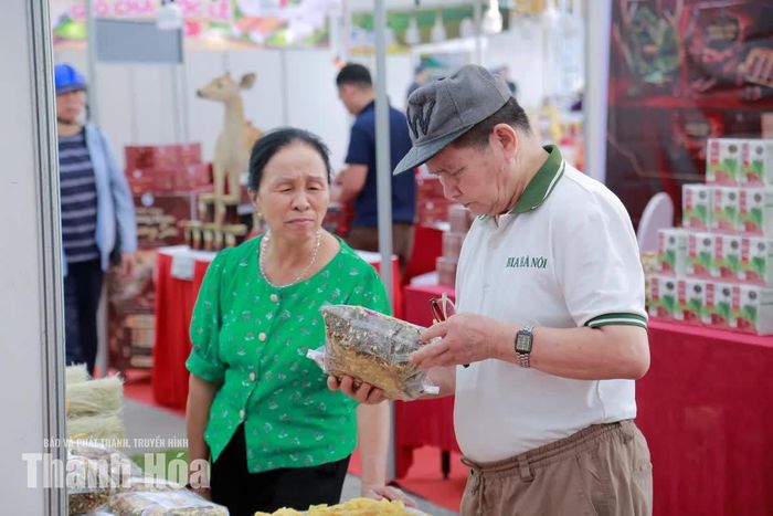 Người dân bắt đầu tham quan, tìm hiểu sản phẩm tại hội chợ.