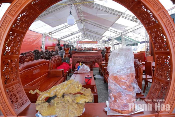 Khu vực trưng bày các sản phẩm mộc thủ công mỹ nghệ cơ bản đã hoàn thành.