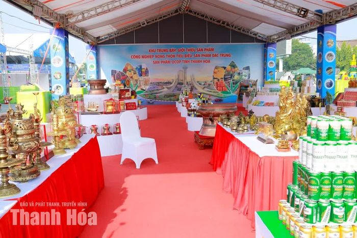 Gian trưng bày các sản phẩm tiêu biểu, sản phẩm OCOP của tỉnh Thanh Hóa sẵn sàng đón người dân và du khách tham quan, mua sắm.